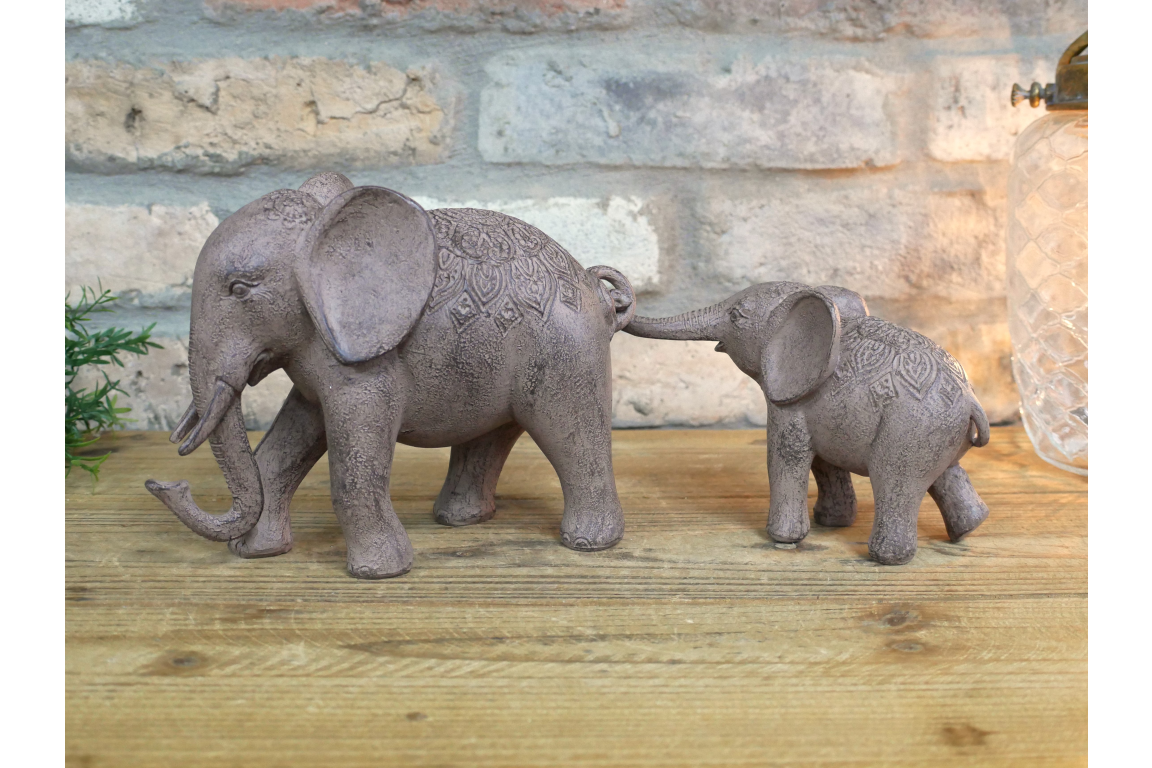 Elephant and baby elephant statue