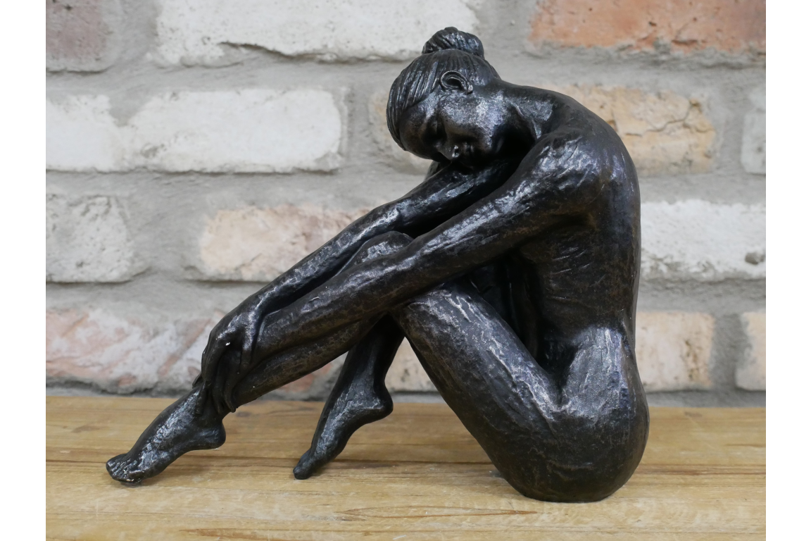 Medium size lady statue pointed toe