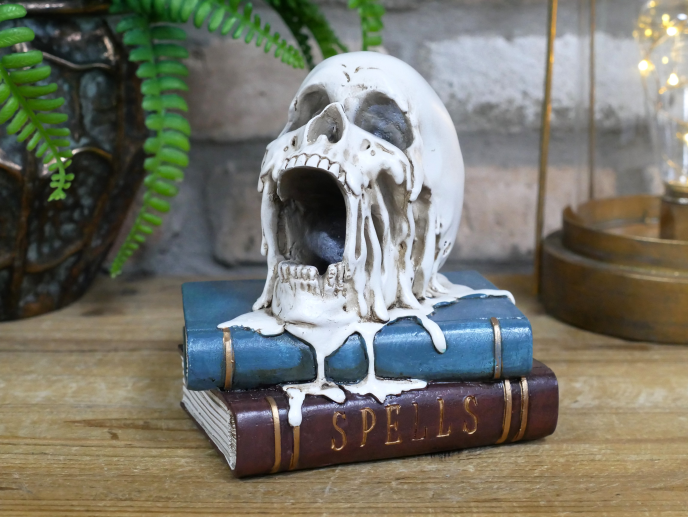 💀 Melting Skull & Spell Books Ornament