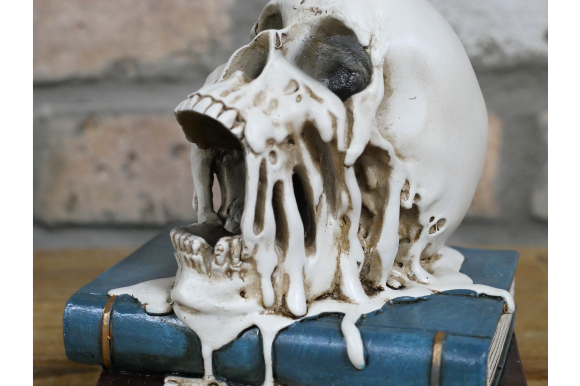💀 Melting Skull & Spell Books Ornament