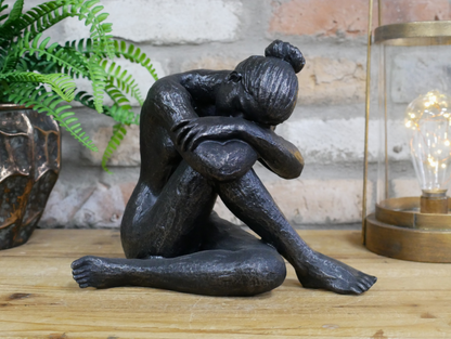 Medium size lady statue crossed leg
