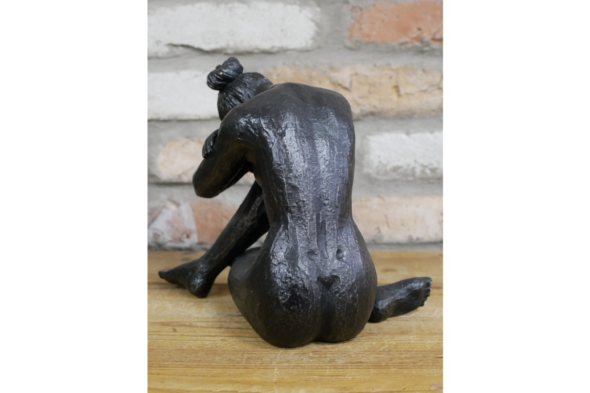 Medium size lady statue crossed leg