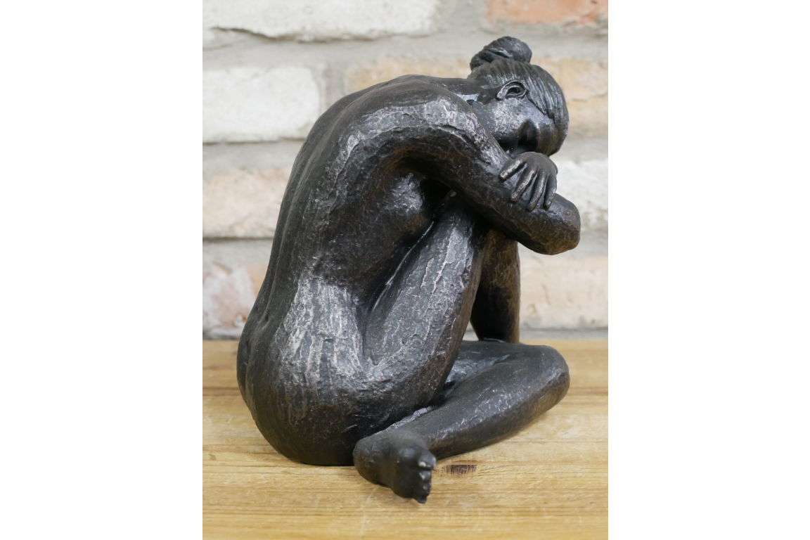 Medium size lady statue crossed leg