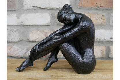 Medium size lady statue pointed toe
