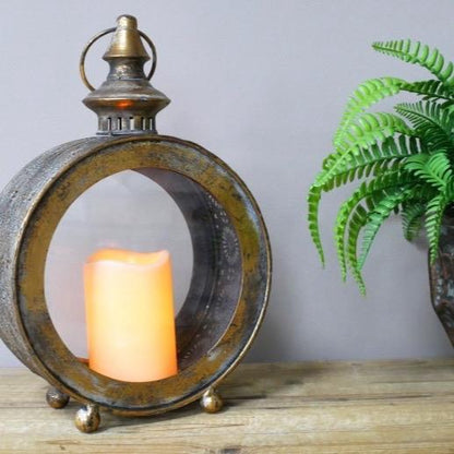 Round gold candle holder glass detail