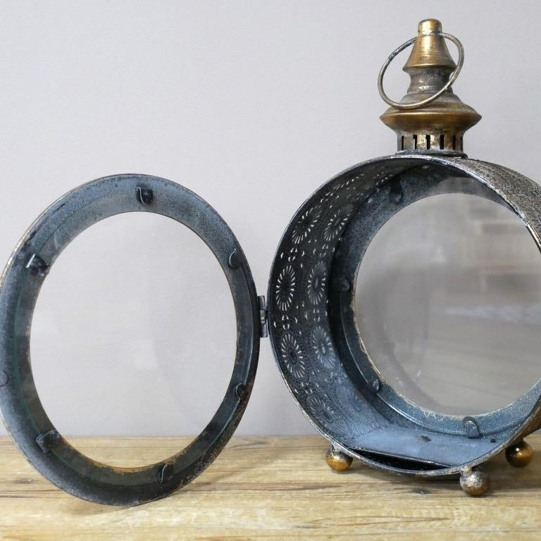 Round gold candle holder glass detail