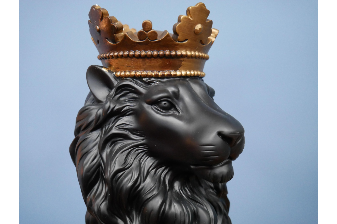 Black lion statue with gold crown home decor