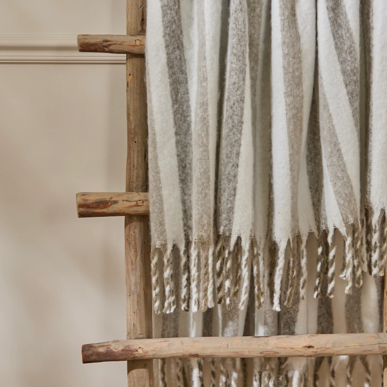 Soft woven heath stripe throw with tassels 140 x 180cm