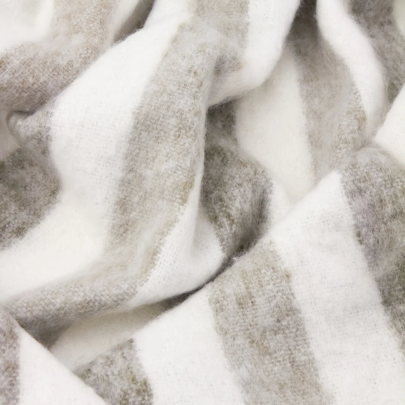 Soft woven heath stripe throw with tassels 140 x 180cm